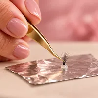Tufinho encostando em uma pequena gota de cola